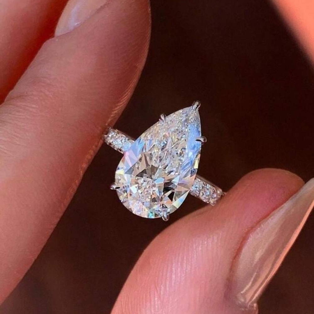 PRINCESS CUT WEDDING RING - Picture 5 of 9